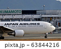 離陸に向かう飛行機　熊本空港 63844216