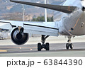 着陸直後の飛行機　後ろ姿 63844390