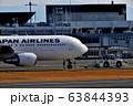 プッシュバック後の飛行機とトーイングカー 63844393