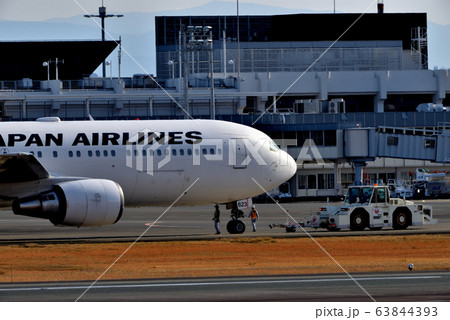 プッシュバック後の飛行機とトーイングカー プッシュバック後の飛行機とトーイングカー 63844393