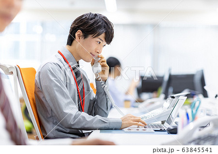 男性 オフィス ビジネス 男性 オフィス ビジネス 63845541