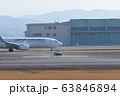 離陸前の飛行機とパトロールカー 63846894