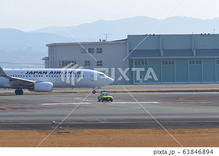 離陸前の飛行機とパトロールカー 離陸前の飛行機とパトロールカー 63846894