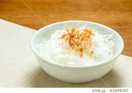 新玉ねぎスライスサラダ･鰹節削り節トッピング。 63849267