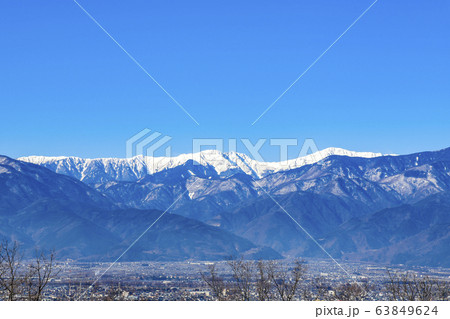 雪化粧の白峰三山と甲府盆地 63849624