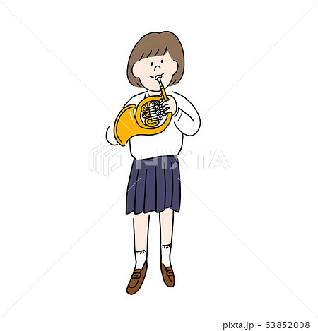 ホルンを吹く女子学生 立奏 のイラスト素材