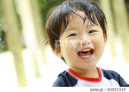 水遊びする男の子 水遊びする男の子 63852334