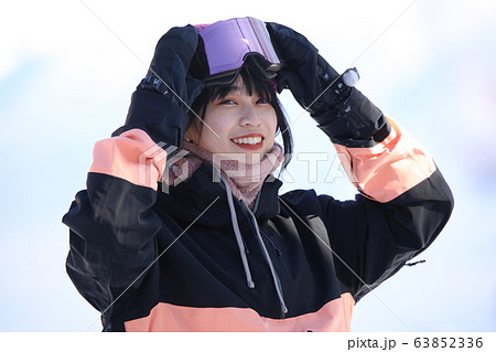 スノーボードウェアの女性 スノーボードウェアの女性 63852336