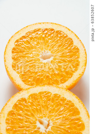 八朔(ハッサク)の断面。(白バック) 八朔(ハッサク)の断面。(白バック) 63852607