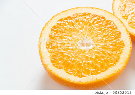 八朔(ハッサク)の断面。(白バック) 63852612