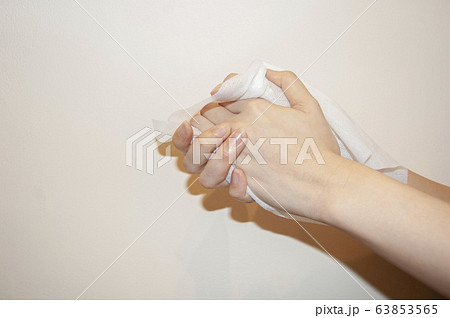 消毒する女性の手 消毒する女性の手 63853565