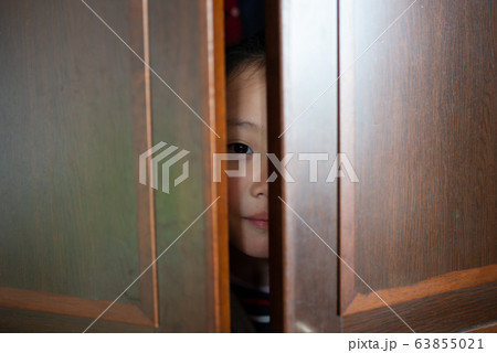 クローゼットに隠れた子供 63855021