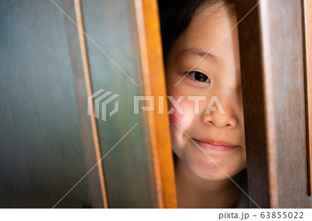 クローゼットに隠れた子供 63855022