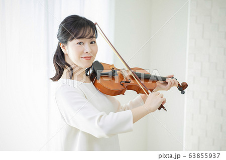 女性 バイオリン 演奏 弾く 女性 バイオリン 演奏 弾く 63855937
