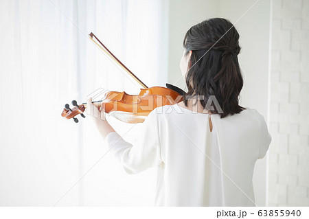 女性 バイオリン 演奏 弾くの写真素材 [63855940] - PIXTA