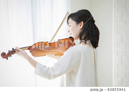 女性 バイオリン 演奏 弾くの写真素材