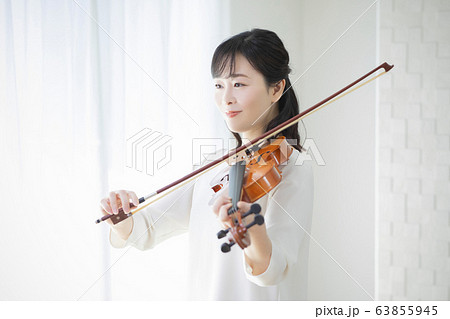 女性　バイオリン　演奏　弾く 63855945