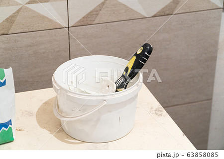 Repair and finishing works 63858085