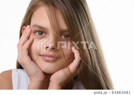 Portrait of a beautiful teenage girl, Caucasian 63863081