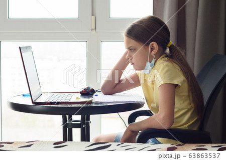 A sad girl can't do the job via the Internet A sad girl can't do the job via the Internet 63863537