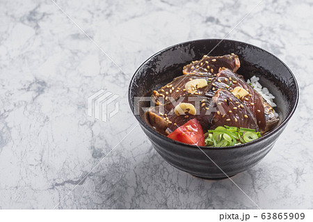 鰹のタタキ丼 63865909