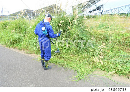 草刈りをするシニア 63866753