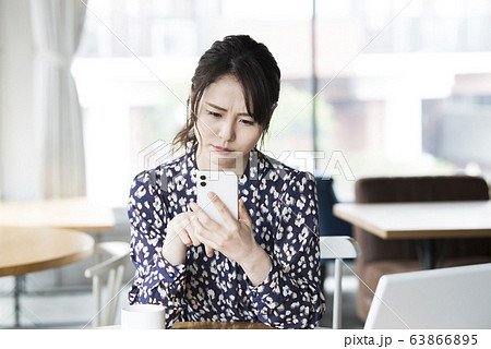 若い女性　スマホ　悩む 63866895