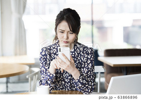 若い女性　スマホ　悩む 63866896