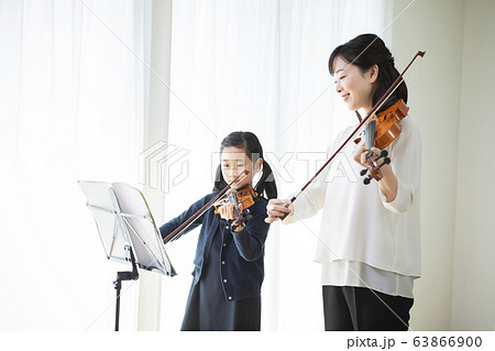 女性 子供 バイオリン 演奏 弾く 教室 習い事 先生 生徒の写真素材