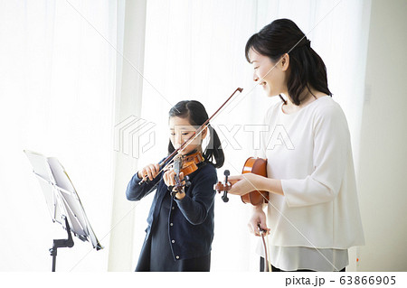 女性 子供 バイオリン 演奏 弾く 教室 習い事 先生 生徒 女性 子供 バイオリン 演奏 弾く 教室 習い事 先生 生徒 63866905