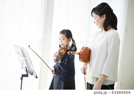 女性 子供 バイオリン 演奏 弾く 教室 習い事 先生 生徒 女性 子供 バイオリン 演奏 弾く 教室 習い事 先生 生徒 63866906