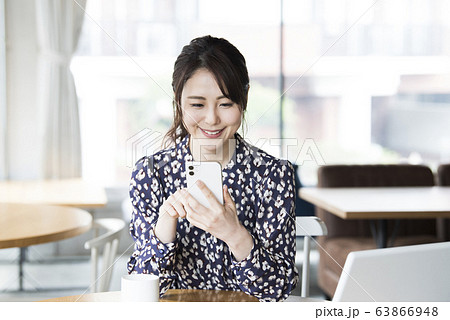 若い女性　スマホ　うれしい　楽しい 63866948