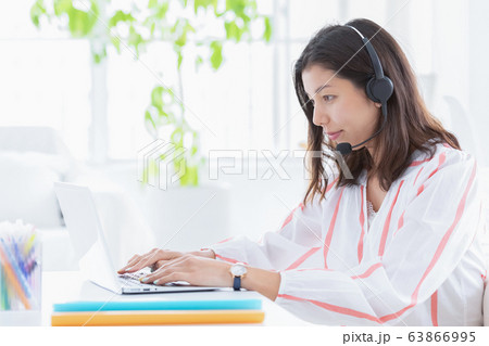 ビジネス　女性　テレワーク 63866995