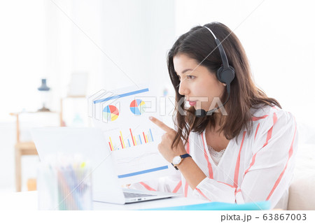 ビジネス　女性　テレワーク 63867003