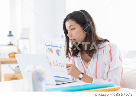 ビジネス　女性　テレワーク 63867075