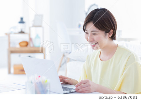 ビジネス 女性 テレワーク ビジネス 女性 テレワーク 63867081