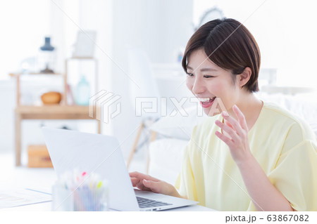 ビジネス　女性　テレワーク 63867082