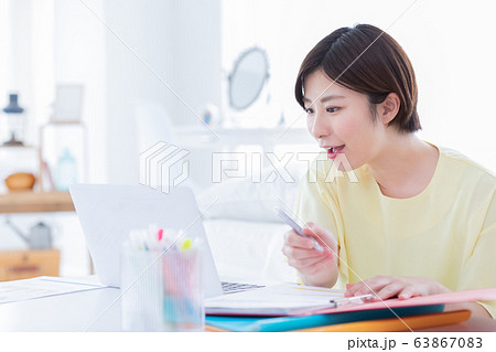 ビジネス　女性　テレワーク 63867083