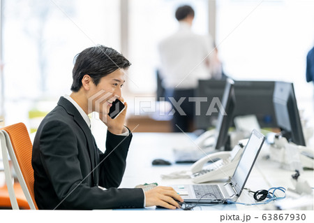 ビジネス　オフィス　スマートフォン 63867930