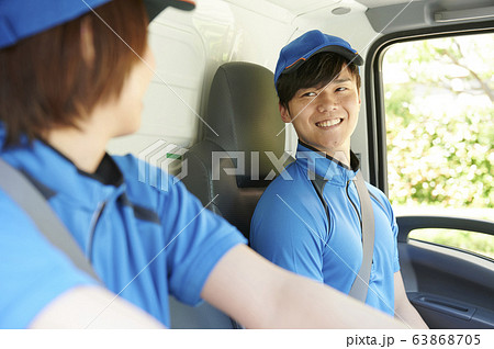 男性 トラック運転手 談笑 男性 トラック運転手 談笑 63868705