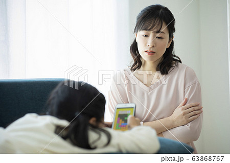 親子　母親　子供　ゲーム　スマホ　スマートフォン　注意　怒る 63868767