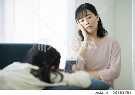親子 母親 子供 ゲーム スマホ スマートフォン 注意 怒る 親子 母親 子供 ゲーム スマホ スマートフォン 注意 怒る 63868768