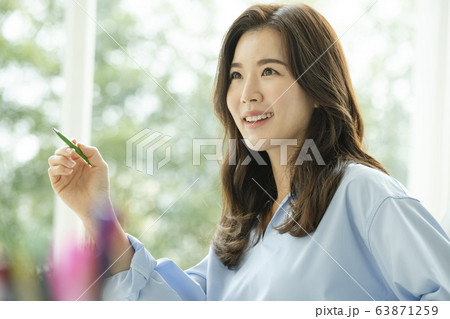 ビジネス 女性 女 63871259
