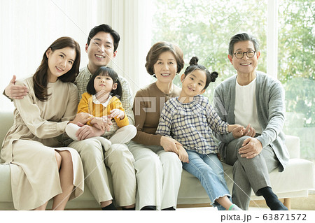 大家族 娘 韓国人の写真素材