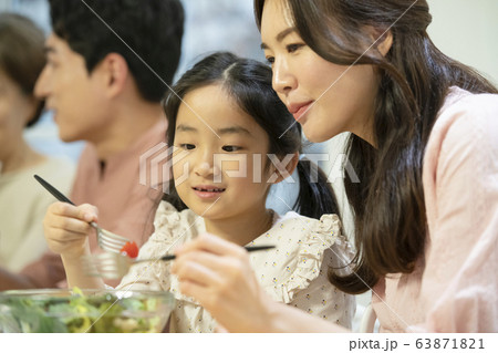 家族 ファミリー 食事 63871821