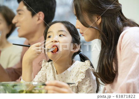 家族 ファミリー 食事 63871822