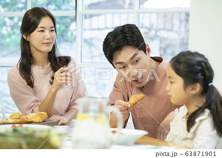 家族 ファミリー 食事 63871901