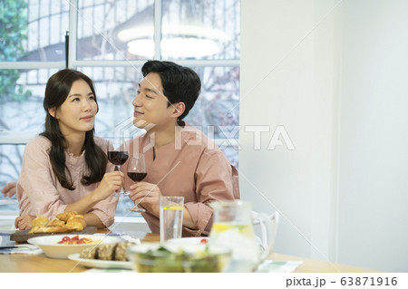 夫婦 カップル 食事 63871916