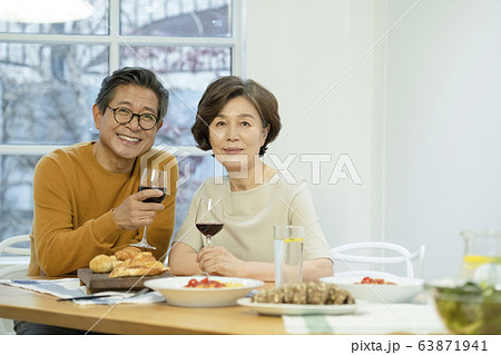 夫婦 食事 高齢者 63871941
