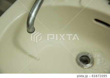 水が出ている洗面器の蛇口 水が出ている洗面器の蛇口 63872095